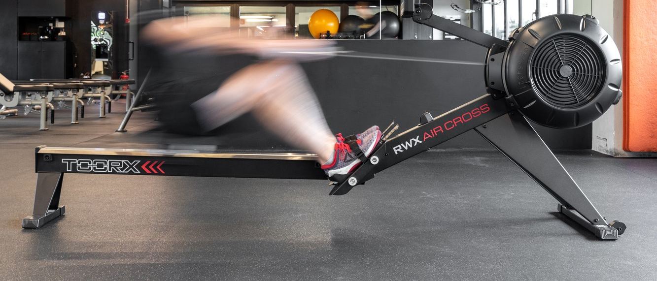 Allenamento al vogatore in sala fitness